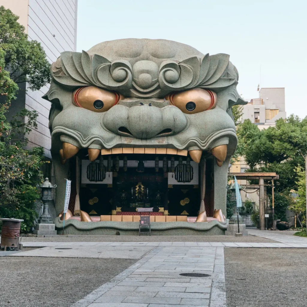 Santuario Namba Yasaka con su enorme cabeza de león escenario en Osaka.