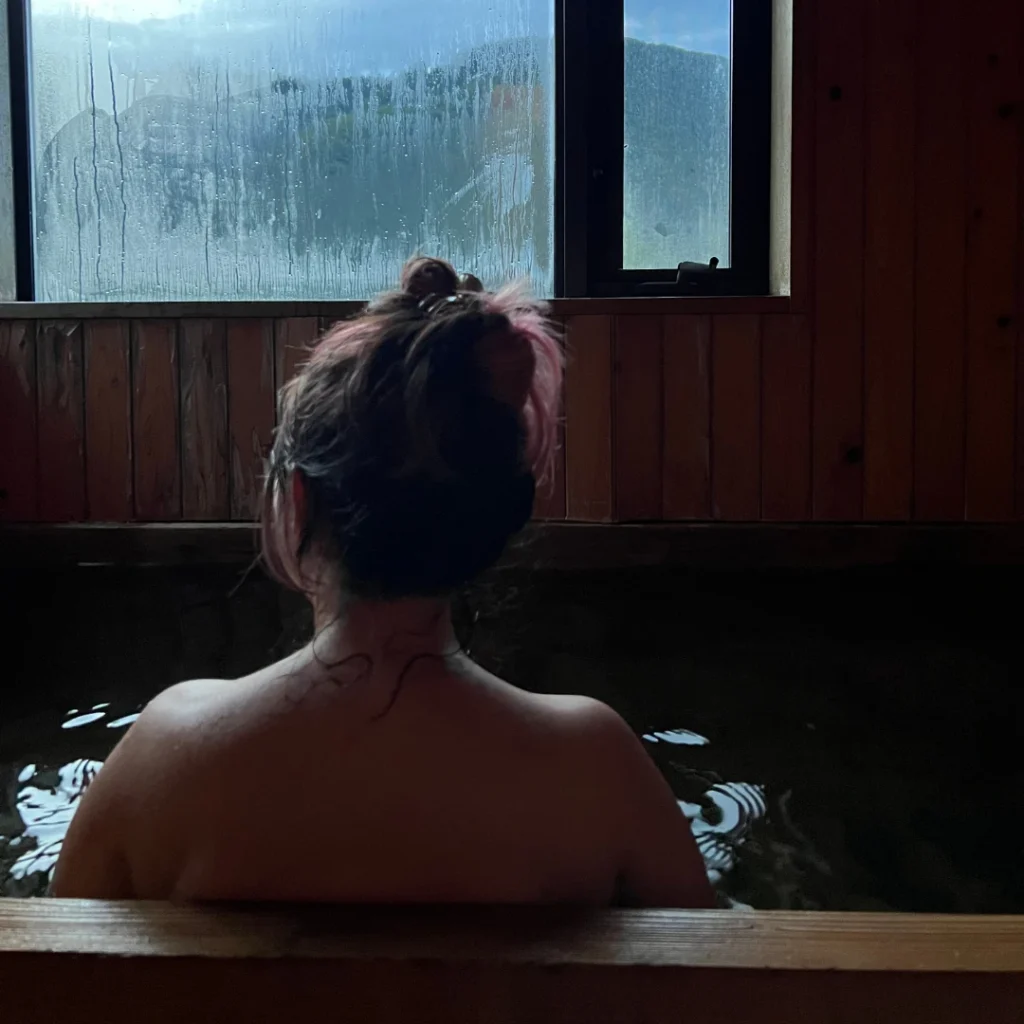 Persona disfrutando de un onsen privado