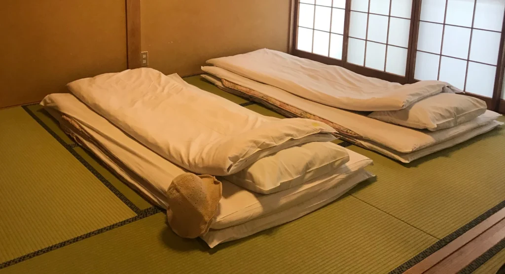 Qué es un ryokan japonés: esta habitación tiene tatami, futón y puertas de papel
