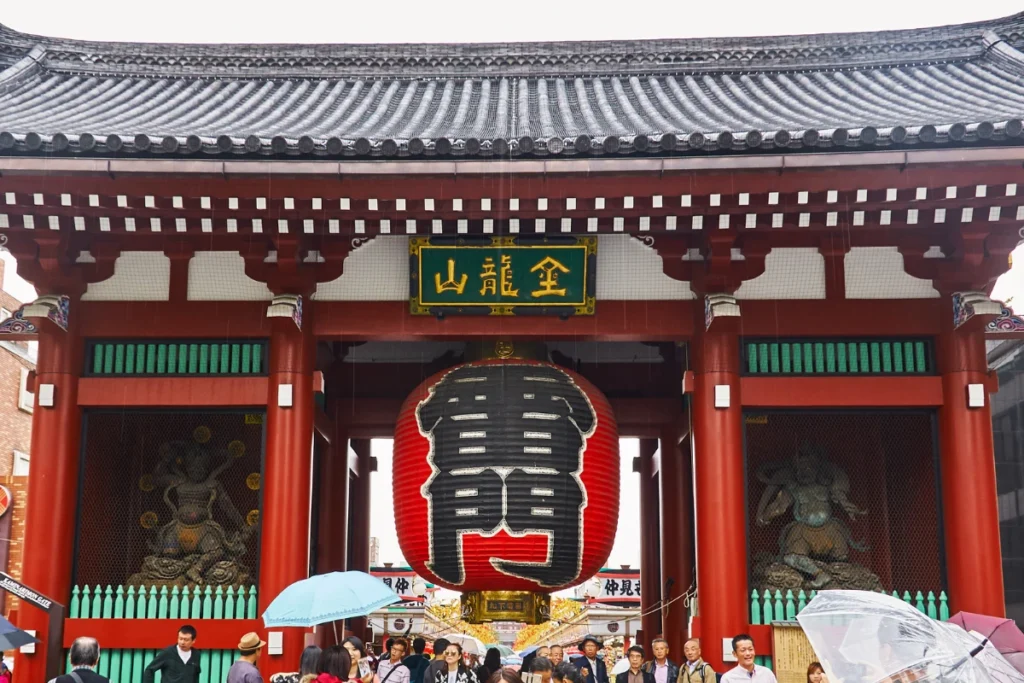 Kaminarimon, la puerta de Sensoji, uno de los más famosos de Japón, en Asakusa en un día de lluvia.