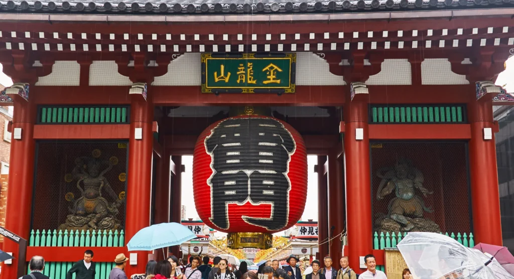 Entrada de Sensoji en Asakusa para ilustrar los templos más famosos de Japón