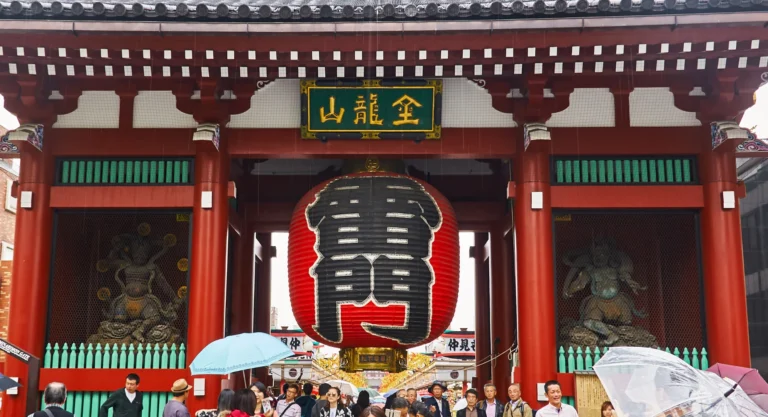 Entrada de Sensoji en Asakusa para ilustrar los templos más famosos de Japón