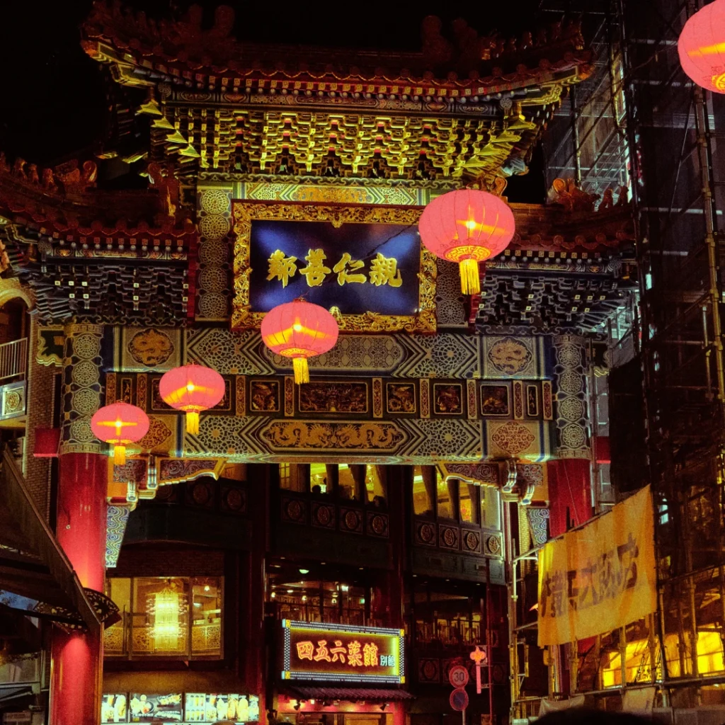 Entrada iluminada del barrio chino de Yokohama con farolillos rojos.
