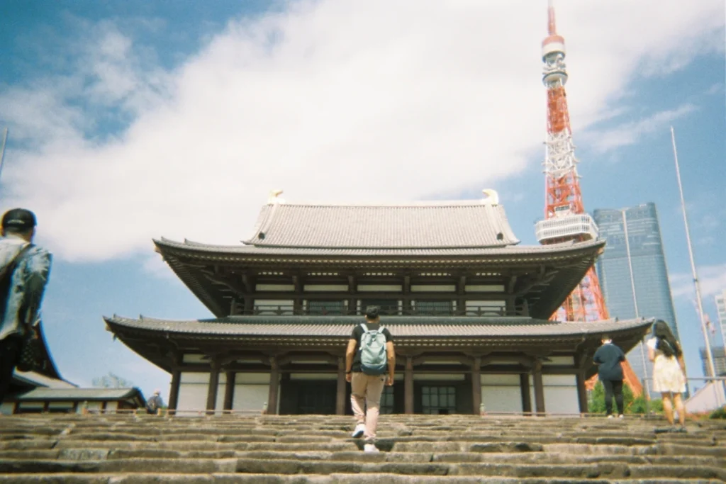 Templo Zojoji, uno de los templos más famosos de Japón, con la Torre de Tokio de fondo en un día despejado