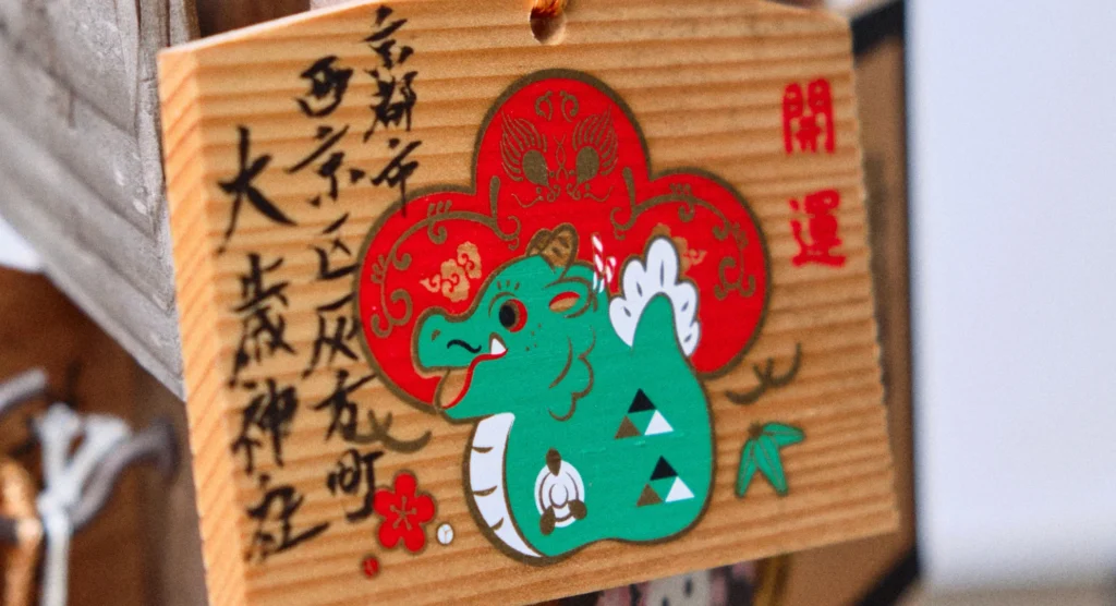 Ema de madera con ilustración de dragón en un santuario japonés, detalle para itinerarios japon inspirados en cultura local.