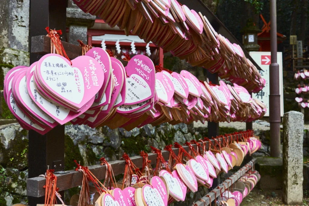 Corazones ema rosados colgados en un santuario dedicado al amor en Japón.