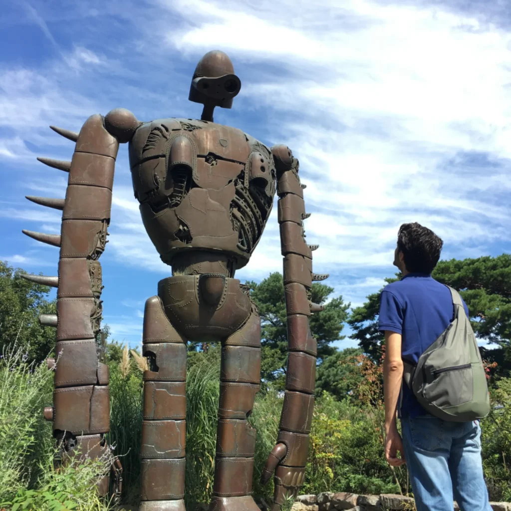 La estatua es un soldado robot de la película de animación japonesa Laputa: El Castillo en el Cielo (1986), ideal para visitar en Japón en familia en 10 días