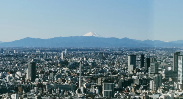 Vista panorámica de Tokio con el monte Fuji al fondo