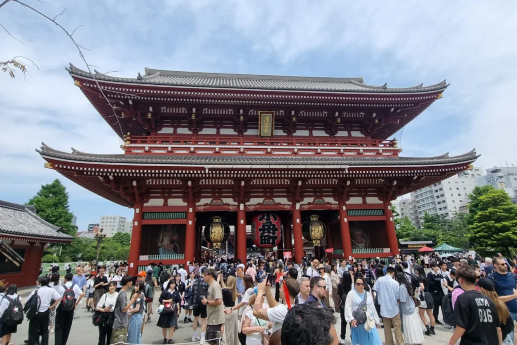 puerta del templo Sensoji en el barrio de Asakusa