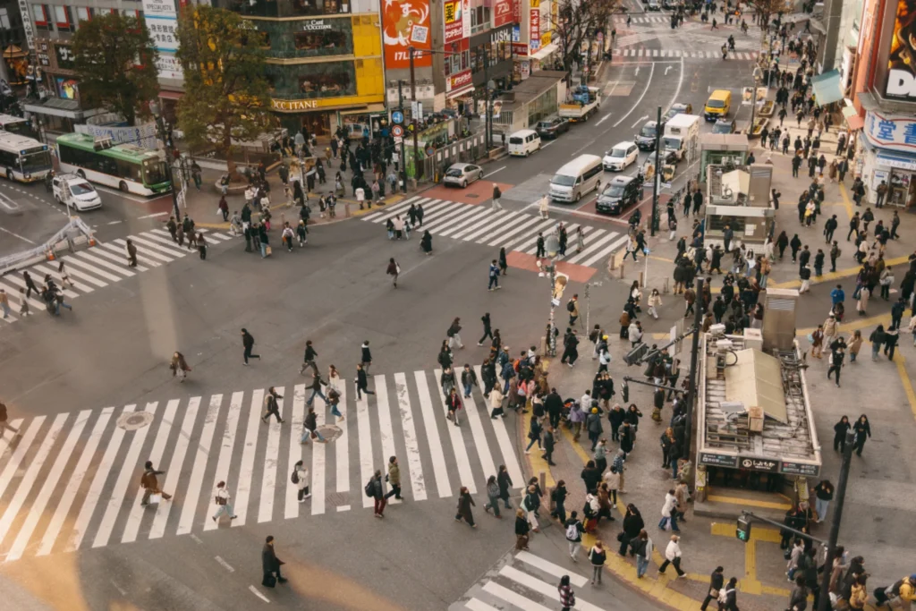 cruce de Shibuya en Tokio con peatones cruzando el paso más famoso de Japón