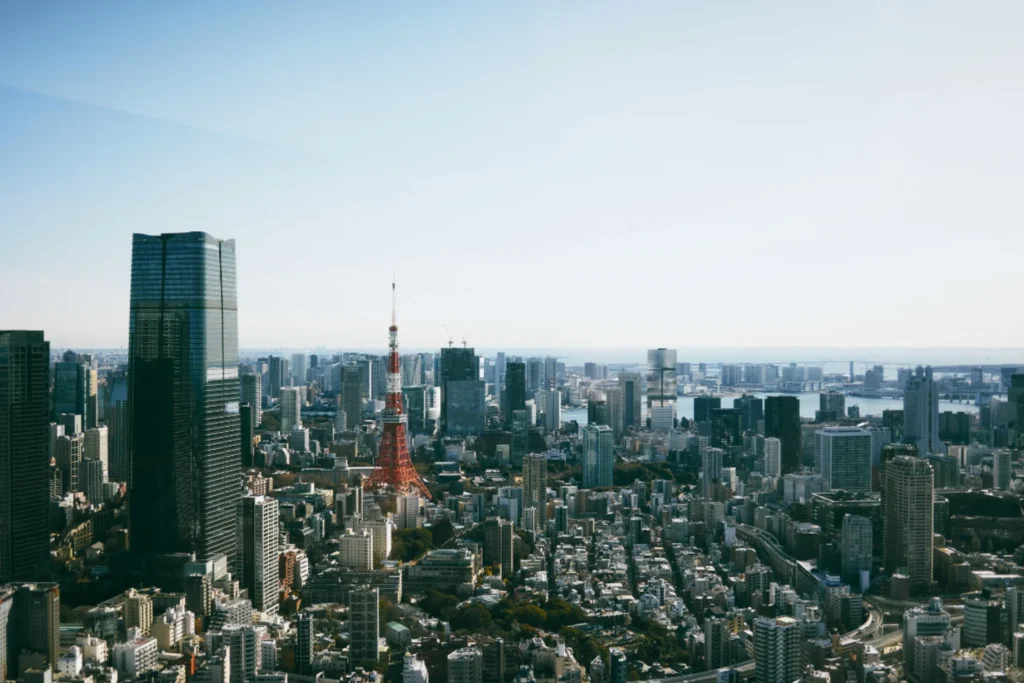 panorámica de los barrios de Tokio con la Torre de Tokio y rascacielos de la ciudad