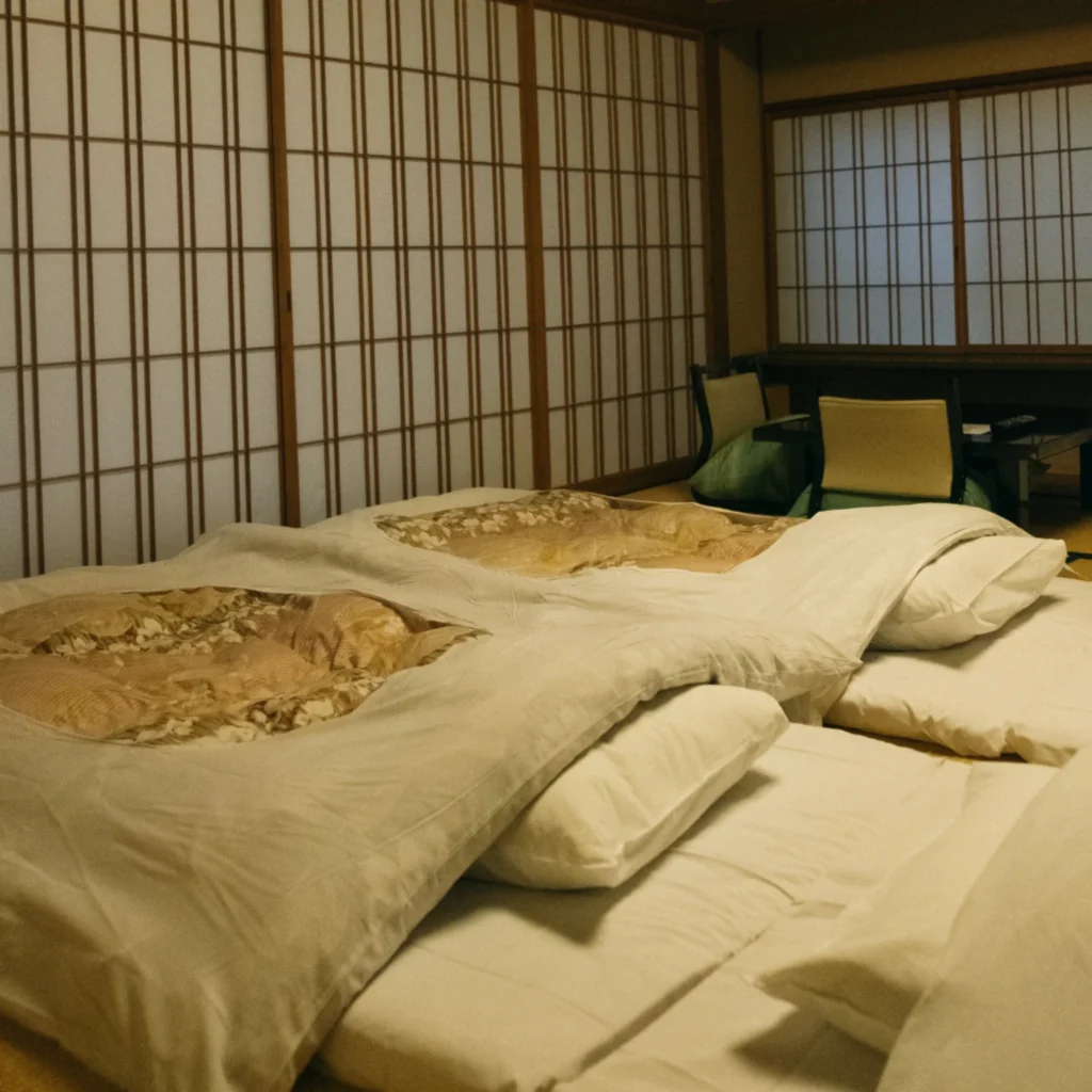 habitación japonesa tradicional con futón y tatami en alojamiento tipo ryokan Japón