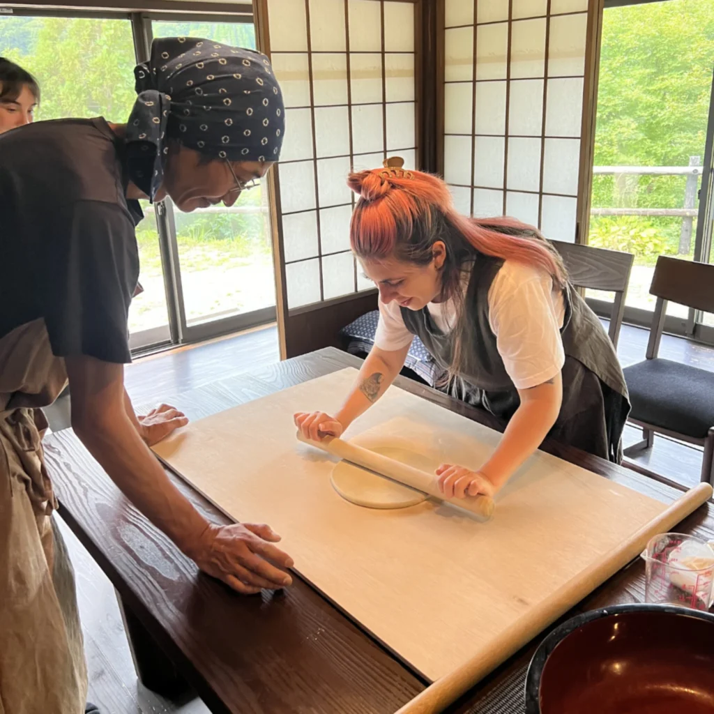 persona aprendiendo a cocinar comida japonesa en experiencia cultural en Japón