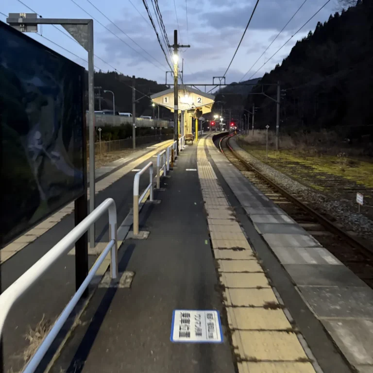 estación de tren en Japón durante un viaje con posibles cambios de transporte