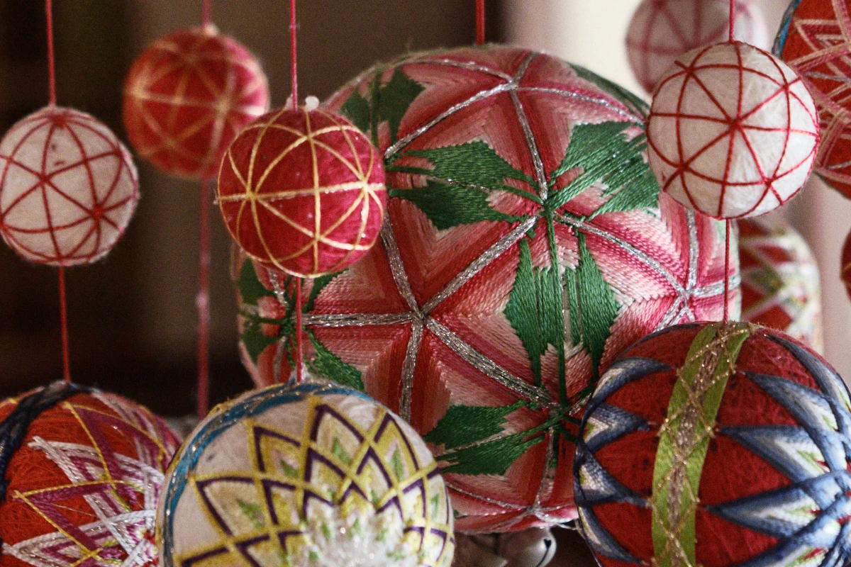 Artesanía japonesa con bolas temari en un viaje personalizado a Japón
