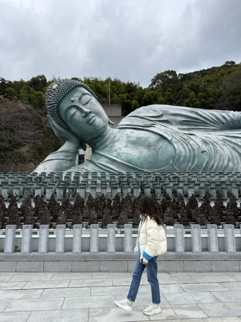 Gran Buda reclinado en un templo budista de Fukuoka