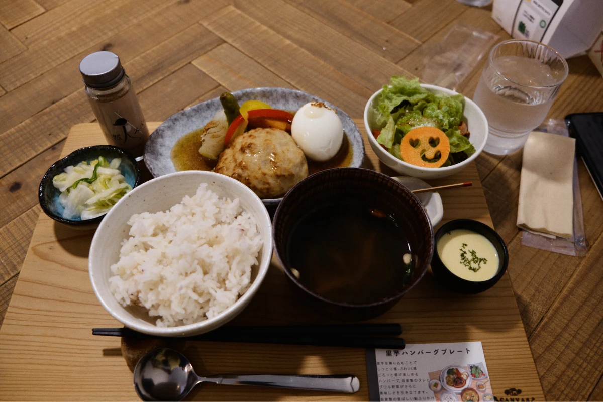 Desayuno tradicional japonés con arroz, sopa y platos pequeños en una luna de miel