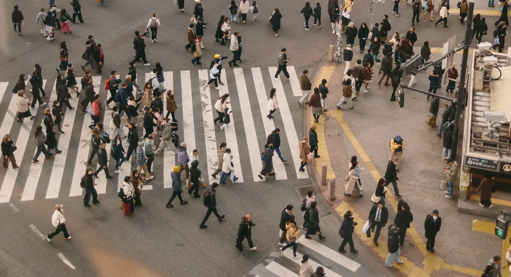 Cruce de Shibuya en Tokio con gente cruzando en paso de peatones Japón