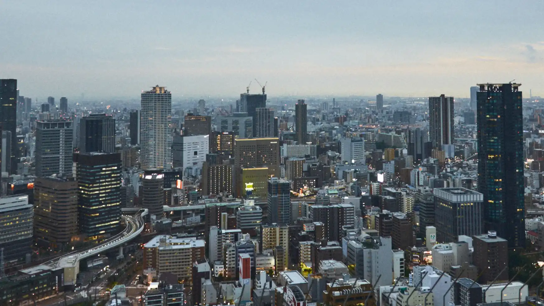 Vista panorámica de Osaka desde un mirador al atardecer – cuántos días para ver Japón