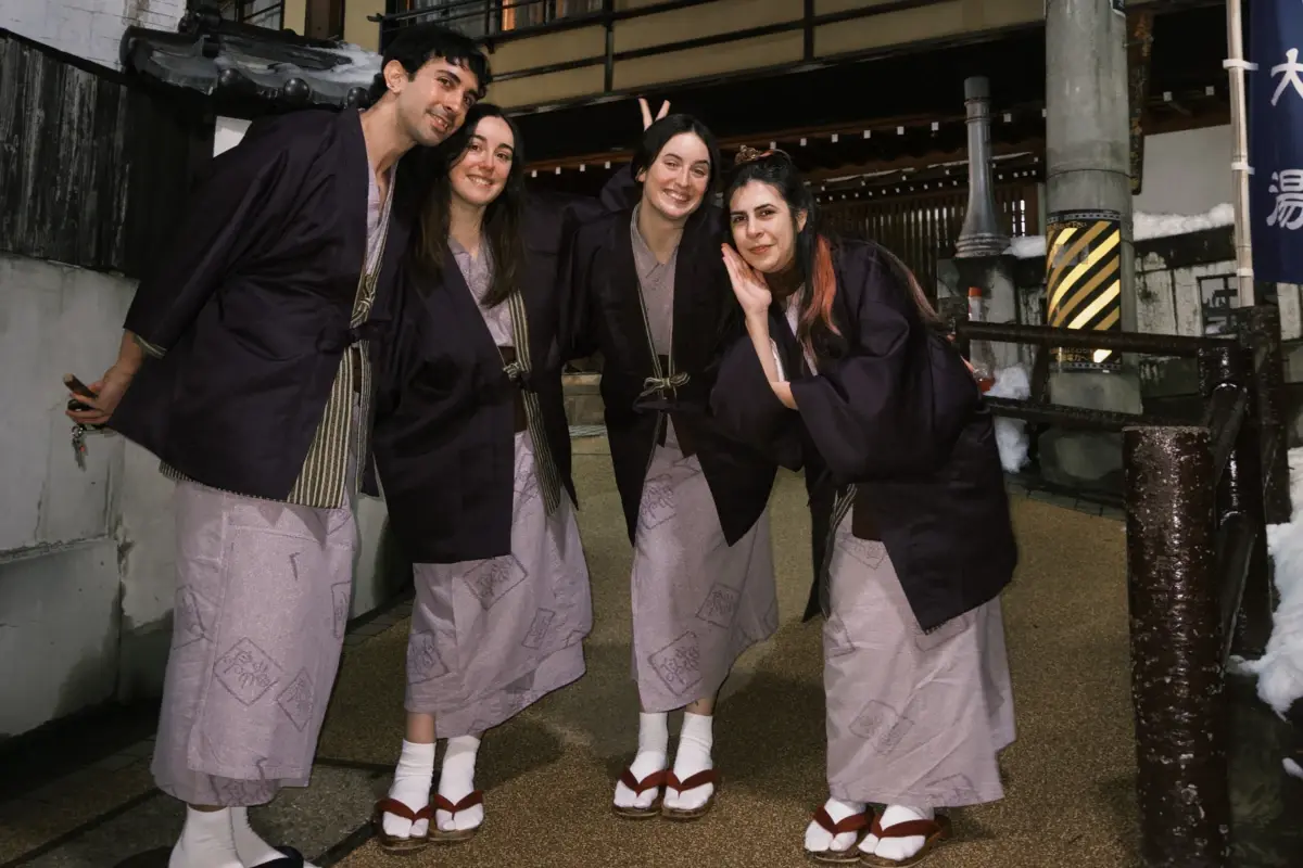 Grupo de amigas con yukata en viaje a Japón con japoneo 2 Grupo de amigas con yukata durante una estancia en un onsen de Japón