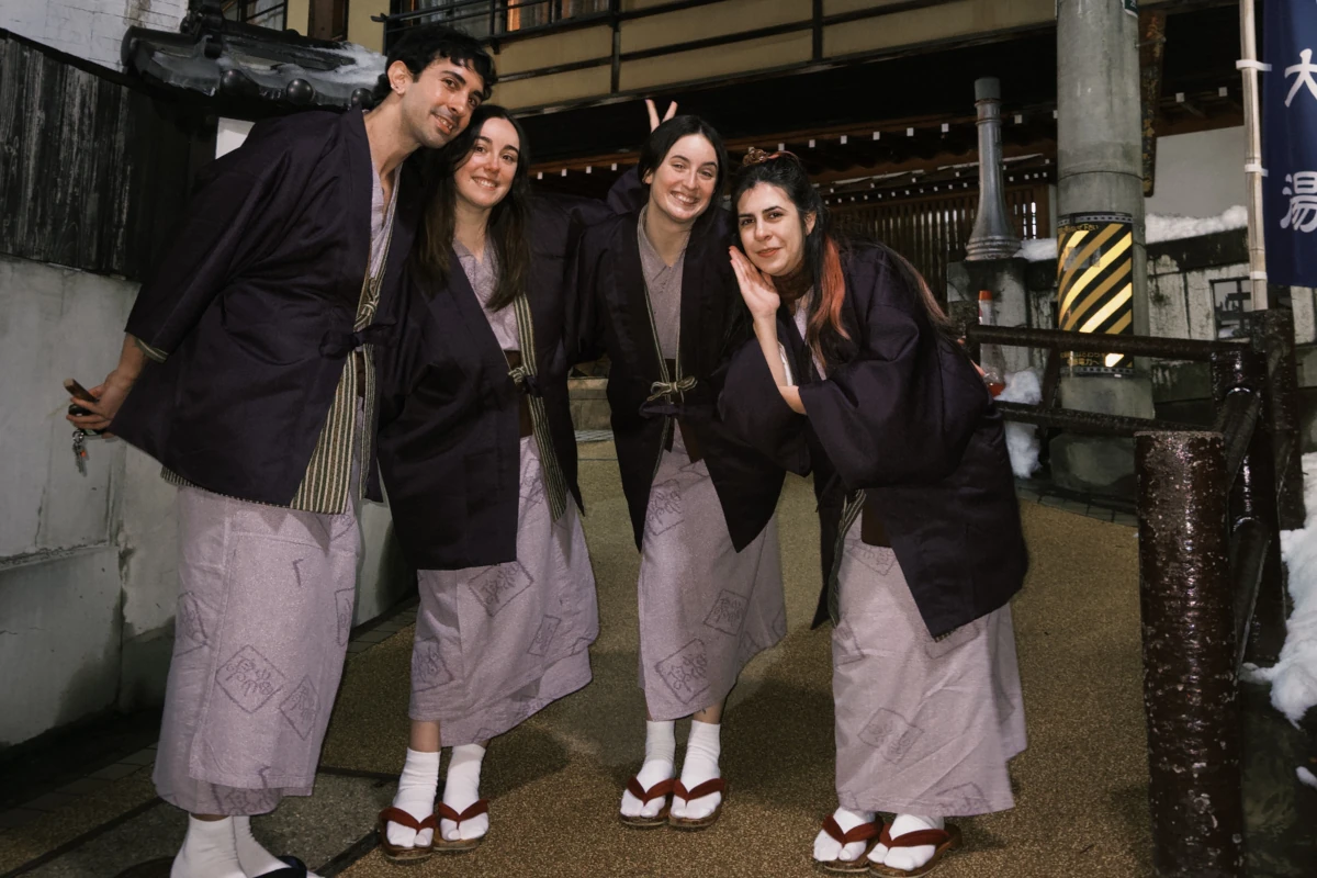 Grupo de amigas con yukata durante una estancia en un onsen de Japón