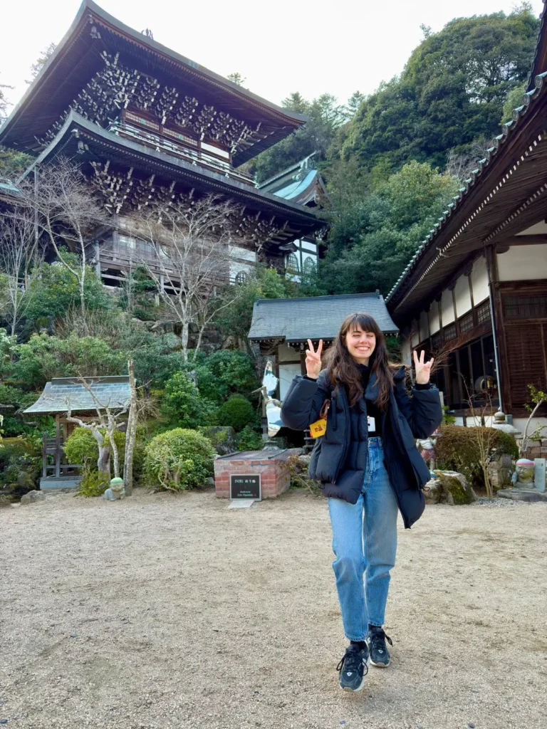 Paula, guía local, en un templo budista de Japón, ejemplo de la religión