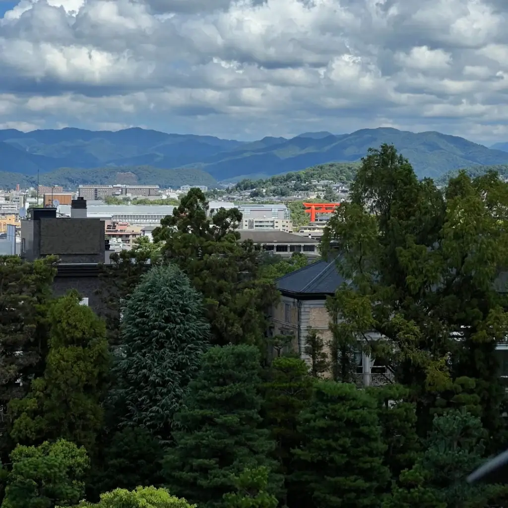 Vista de Kioto, montañas y torii rojo, ideal para itinerarios de Japón con naturaleza y ciudad