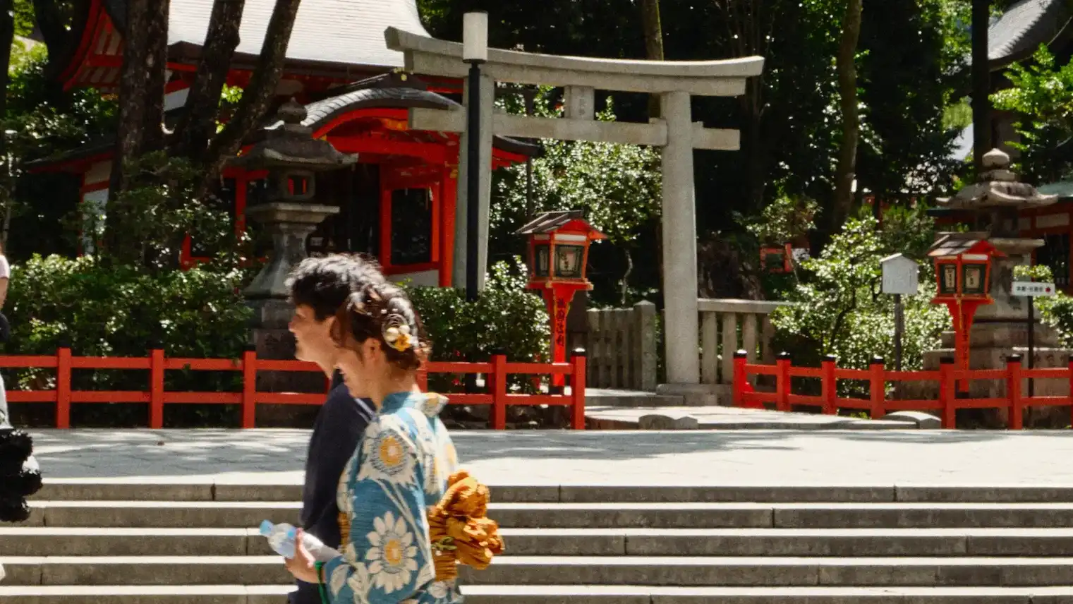 Qué no hacer en Japón: viajera haciendo fila correcta en un andén de tren