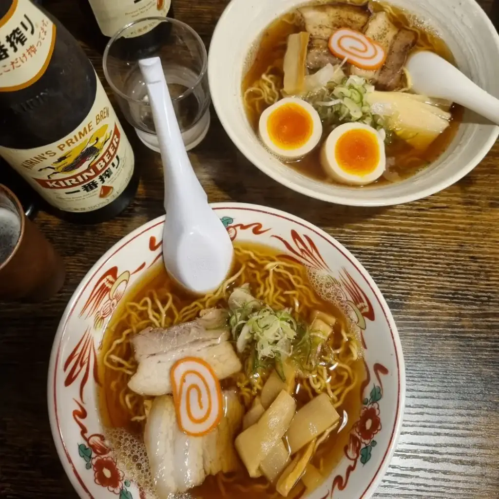 Comida típica japonesa: ramen con caldo shoyu y cerveza Kirin.