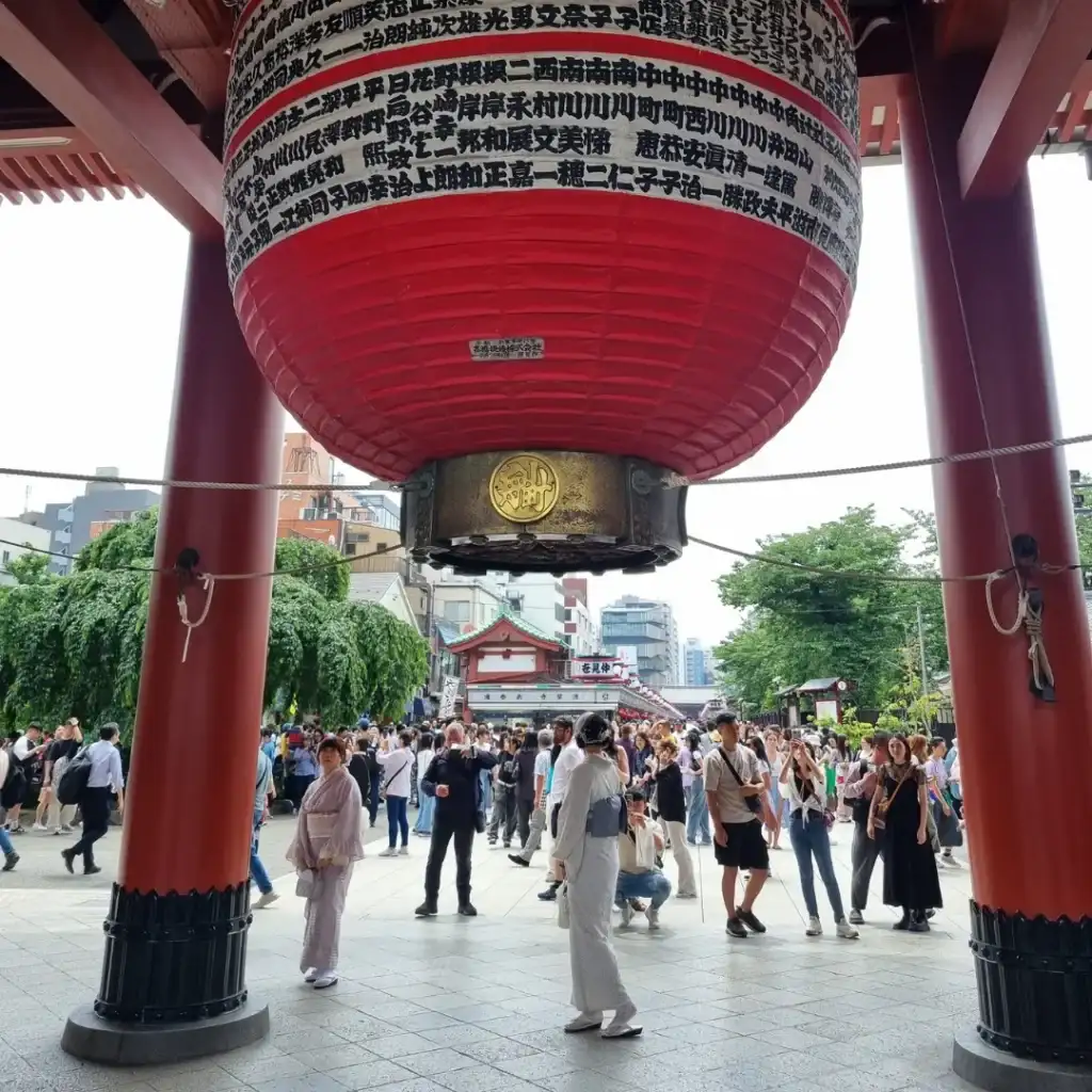 Sensōji en primavera con ambiente festivo; guía de cuándo viajar a Japón por estaciones.