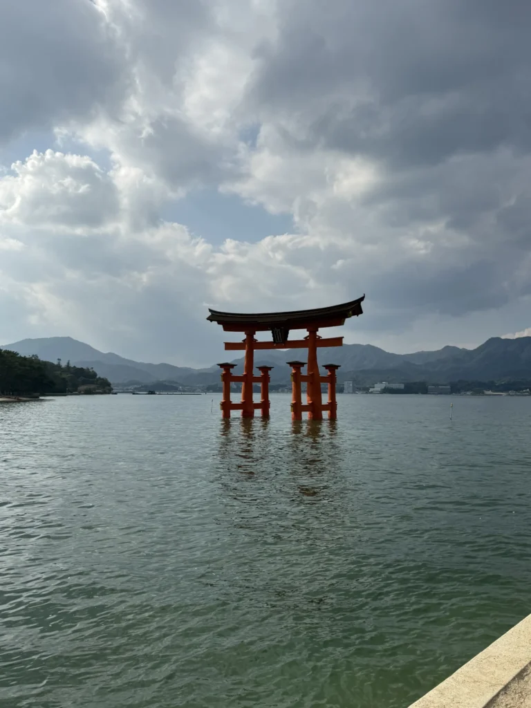 Torii rojo sobre el agua en el santuario de Miyajima en Japón