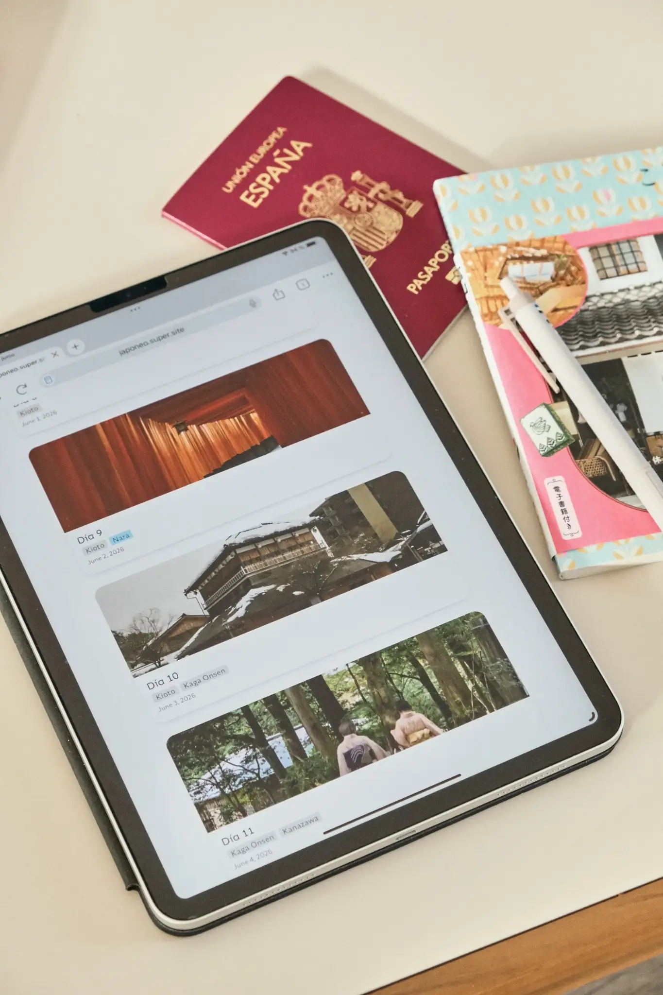 Itinerario de Agencia de viajes a Japón japoneo 2 Itinerario personalizado de viaje a Japón en una tablet junto a pasaporte y cuaderno