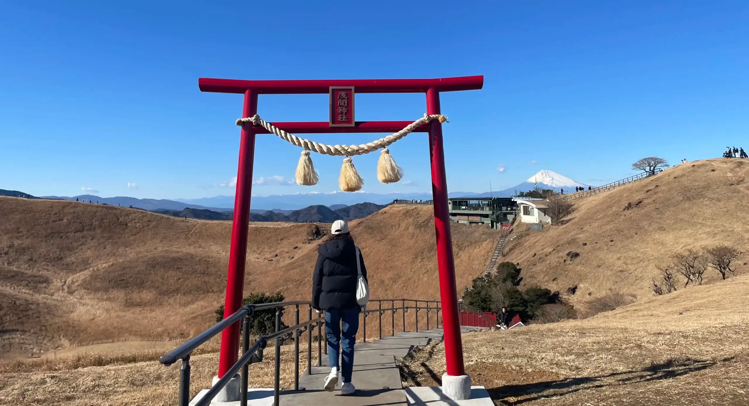 Torii rojo con el monte Fuji al fondo en un blog sobre religión en Japón