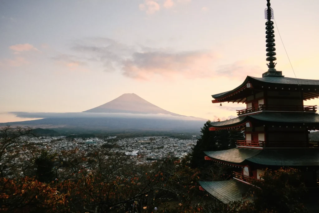 Pagoda Chureito de 5 pisos a la derecha y el Monte Fuji al fondo al atardecer.