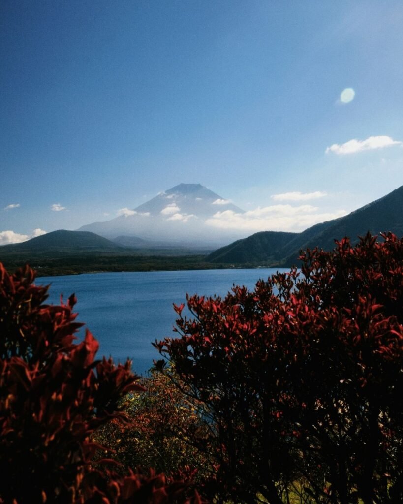 Vista otoñal del monte Fuji desde uno de los cinco lagos 